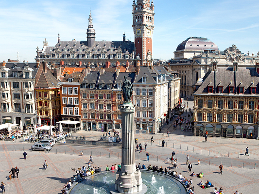 Vue aérienne de la Grand Place de Lille avec la Colonne de la Déesse et le Beffroi