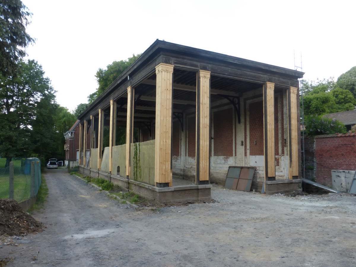 L'Orangerie avant réhabilitation, bâtiment ouvert à piliers bois et murs en briques