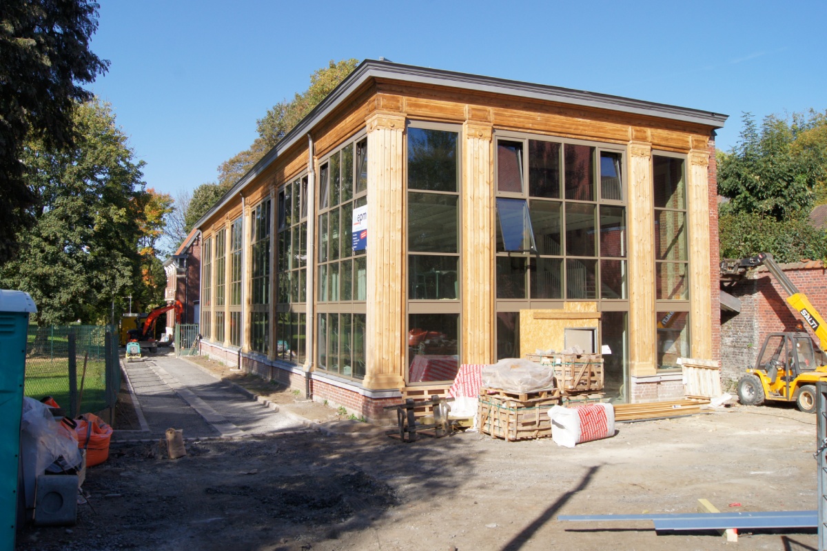 L'Orangerie réhabilitée, bâtiment moderne bois et verre sur le chantier finalisé