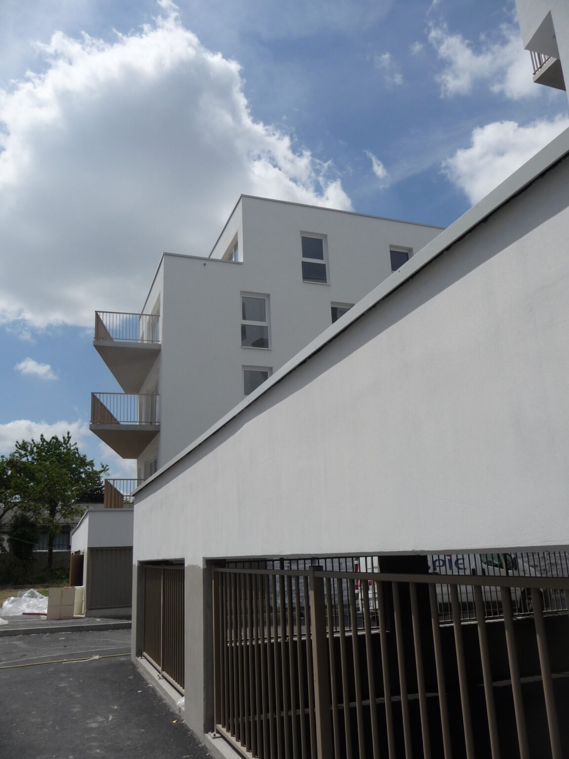 Projet logement : immeuble résidentiel moderne à façade blanche avec balcons