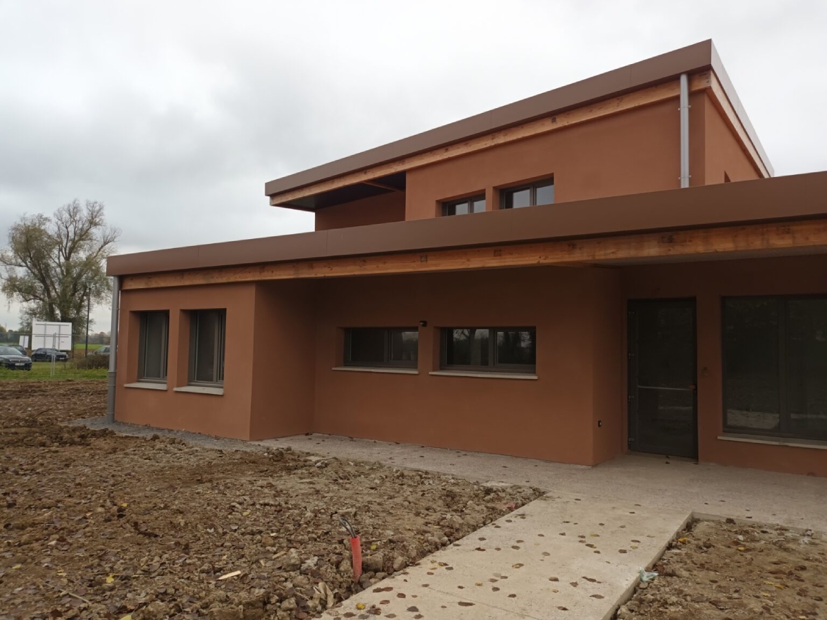 Projet habitat adapté : maison contemporaine à façade ocre et toits plats