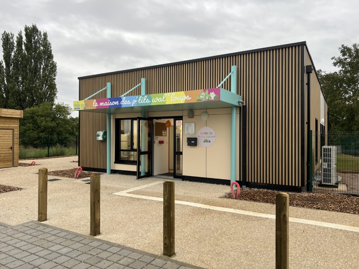 Projet petite enfance : entrée de la crèche La Maison des P'tits Wal'loups