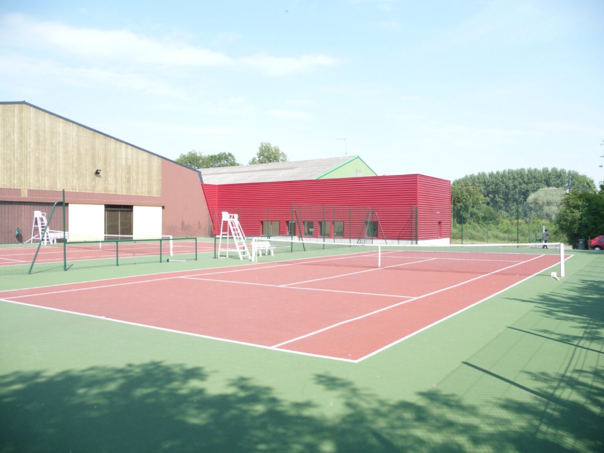 Projet équipement : courts de tennis extérieurs rouges et verts devant un bâtiment rouge