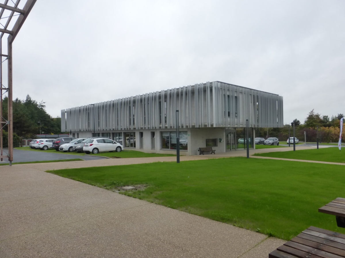 Projet tertiaire : bâtiment de bureaux moderne à façade en lames métalliques verticales